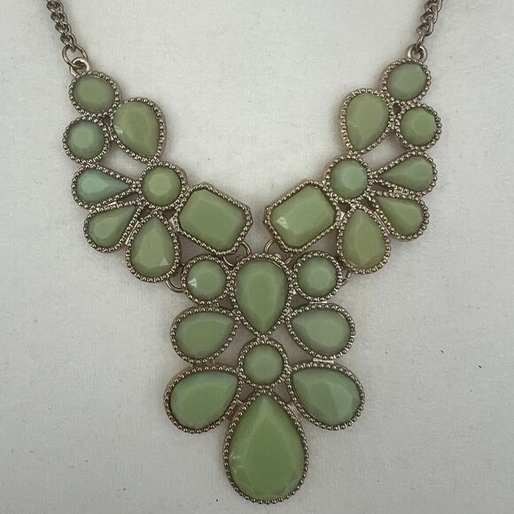 Pale green acrylic bib statement necklace on gold tone adjustable chain - Picture 2 of 3